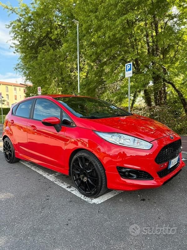 Rosso Usata 2017 Ford Fiesta ST-Line Utilitaria | 8000 € (Ottimo prezzo) - Immagine 1/4