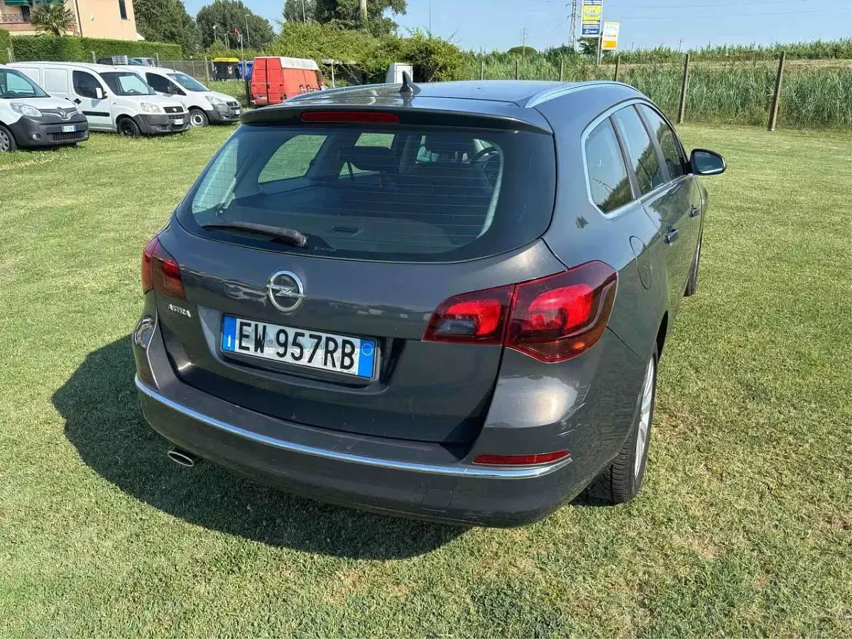 Usata Opel Astra Cosmo 140 CV (102 kW) 2014 Grigio Station wagon