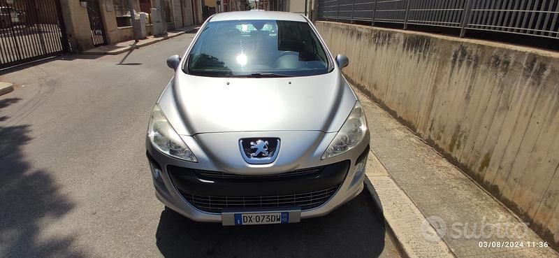 Grigio Usata 2009 Peugeot 308 Tre volumi | 6000 € (Molto cara) - Immagine 1/4