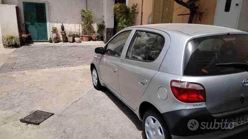 Begagnad Toyota Yaris 68 HK (50 kW) 2002 Grå Halvkombi