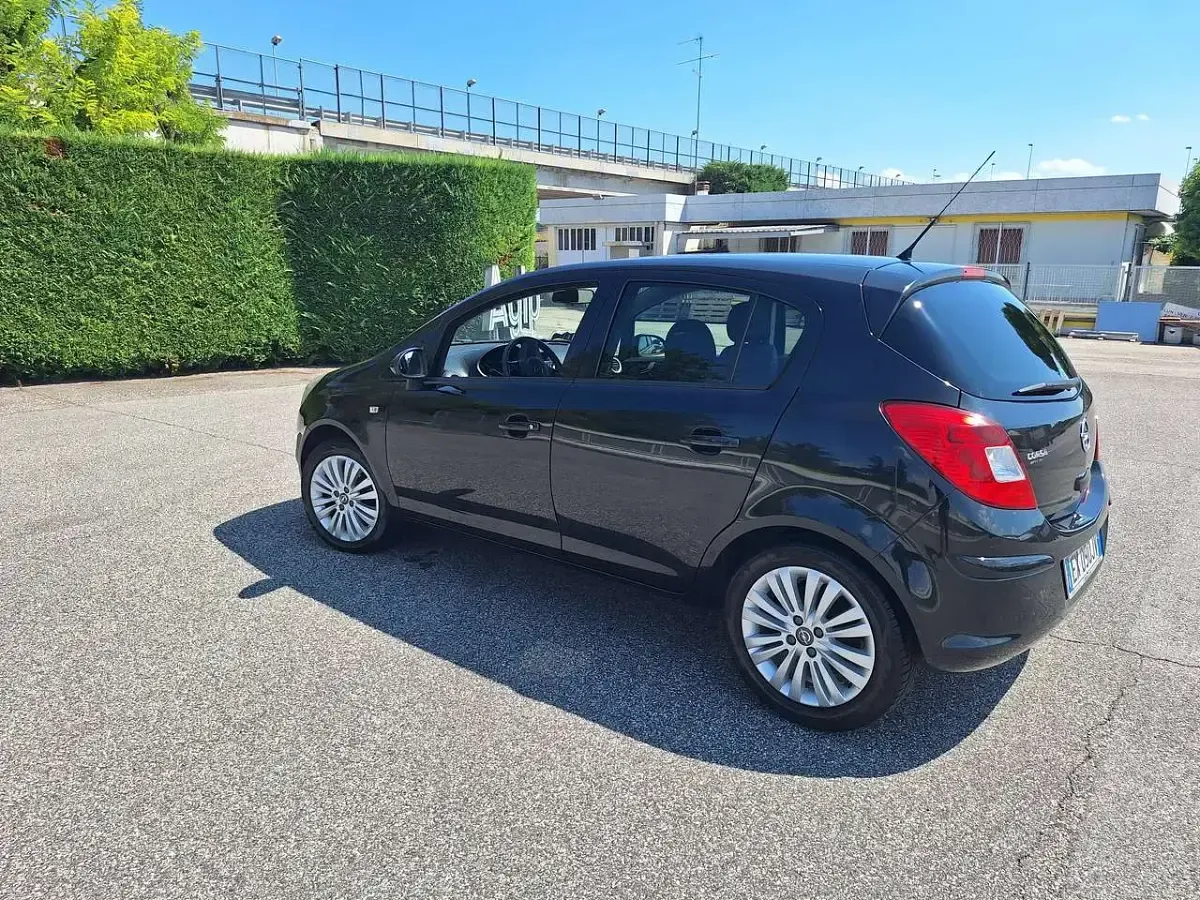 Usata Opel Corsa Edition 75 CV (55 kW) 2014 Nero Utilitaria