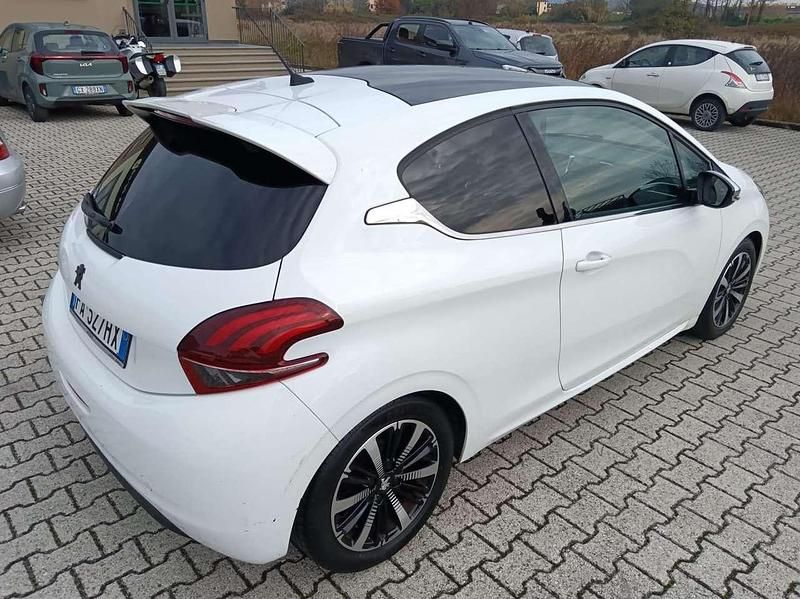 Usata Peugeot 208 Allure 82 CV (60 kW) 2015 Bianco Utilitaria