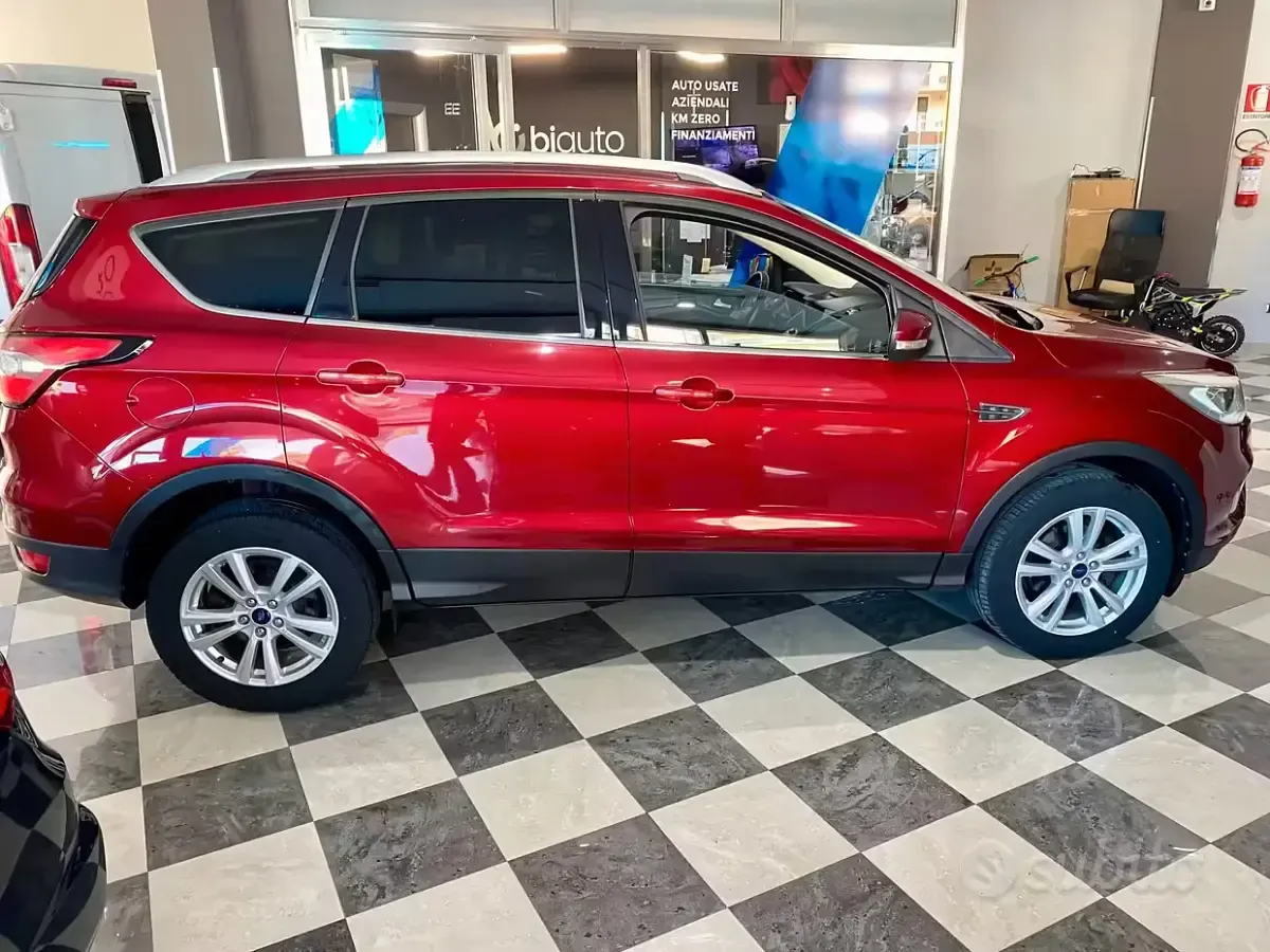 Usado Ford Kuga Business Edition 120 CV (88 kW) 2019 Rojo SUV