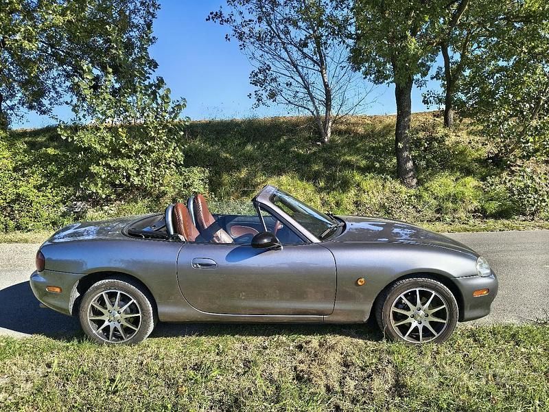 Usata Mazda MX5 110 CV (80 kW) 2002 Grigio Cabrio