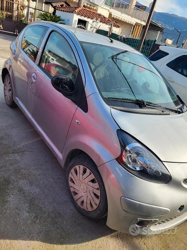 Usata Toyota Aygo 67 CV (49 kW) 2007 Grigio Utilitaria
