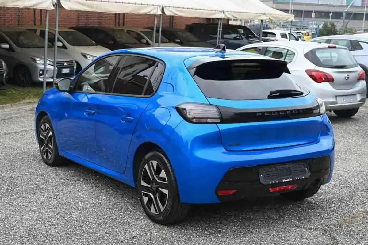 Usata Peugeot 208 Allure 101 CV (74 kW) 2024 Blu Utilitaria