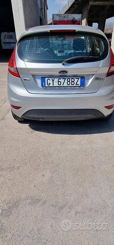 Usata Ford Fiesta 70 CV (51 kW) 2009 Grigio Berlina