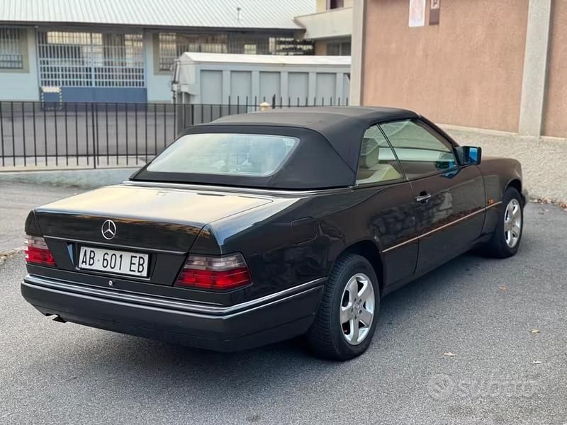 Usata Mercedes E200 135 CV (99 kW) 1994 Nero Cabrio