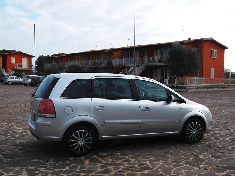 Usata Opel Zafira 149 CV (109 kW) 2011 Argento Monovolume
