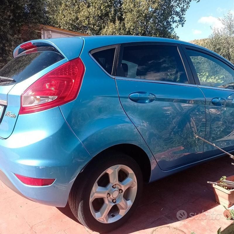 Usata Ford Fiesta Titanium 96 CV (70 kW) 2010 Blu Berlina