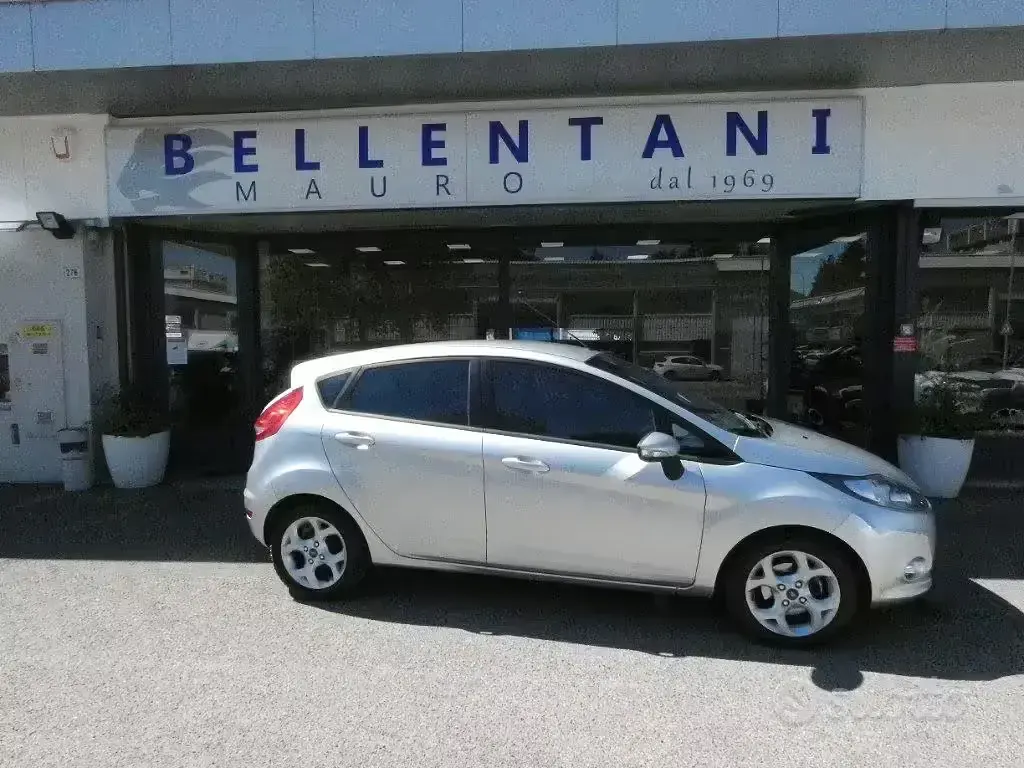 Usado Ford Fiesta 97 HP (71 kW) 2012 Cinzento Sedan