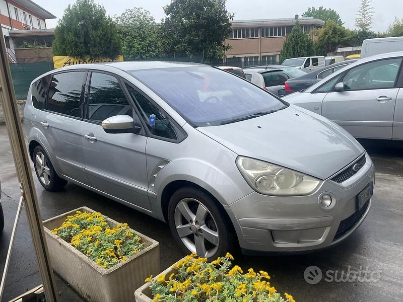 Begagnad Ford S-MAX Titanium 140 HK (102 kW) 2009 Grå Minibuss