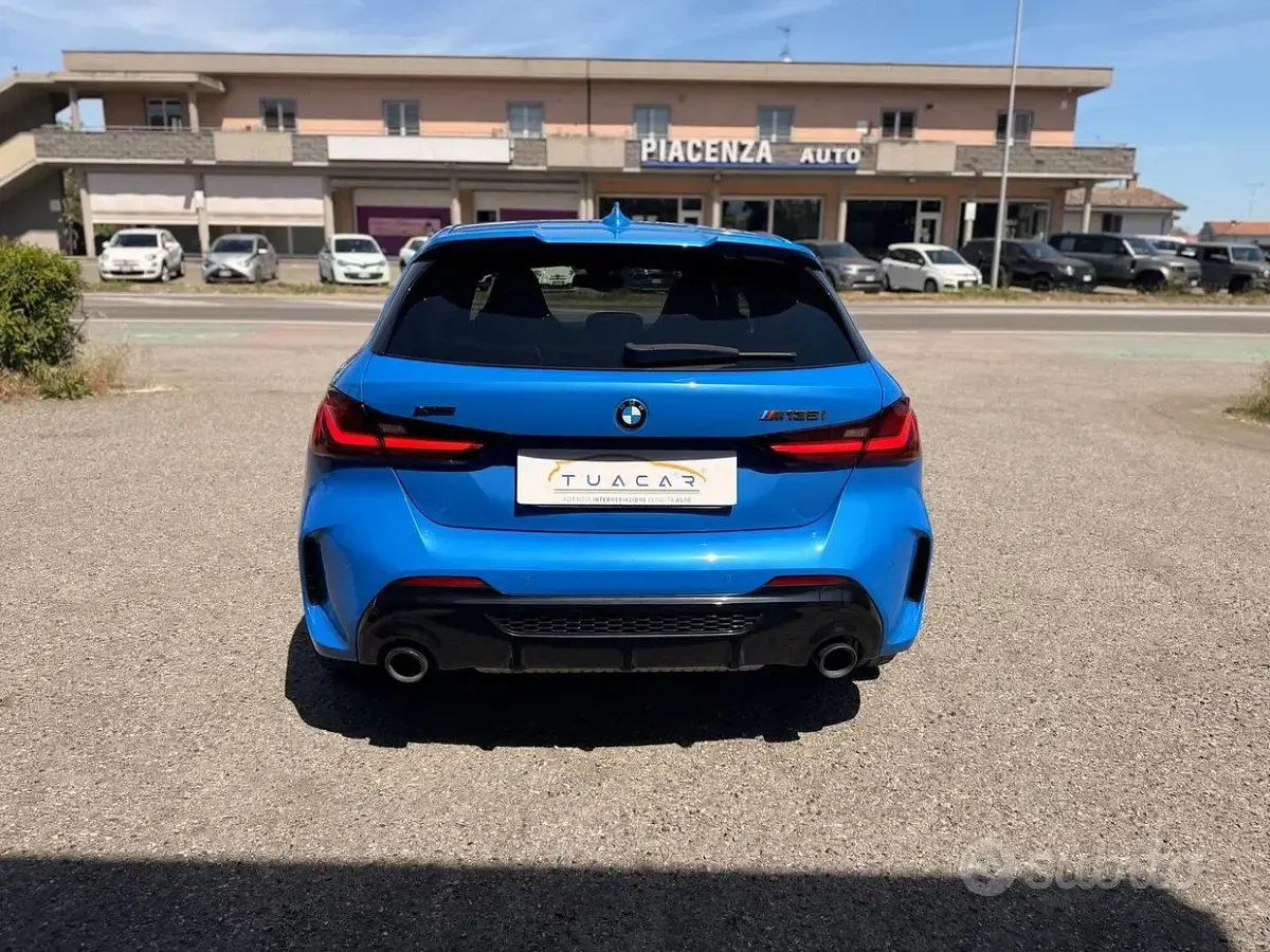 Begagnad BMW M135 M Sport 306 HK (225 kW) 2021 Blå Halvkombi