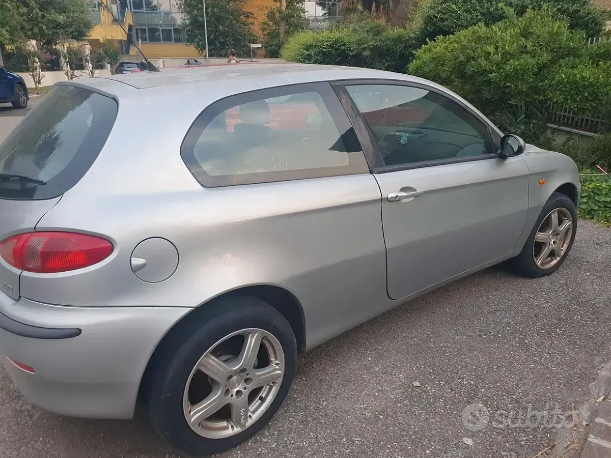 Usata Alfa Romeo 147 116 CV (85 kW) 2004 Grigio Utilitaria