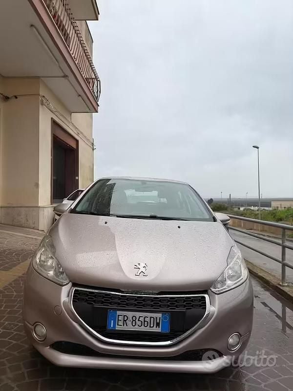 Usata Peugeot 208 Active 68 CV (50 kW) 2013 Marrone Utilitaria