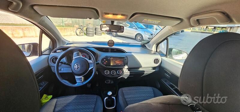 Usata Toyota Yaris 68 CV (50 kW) 2015 Grigio Berlina