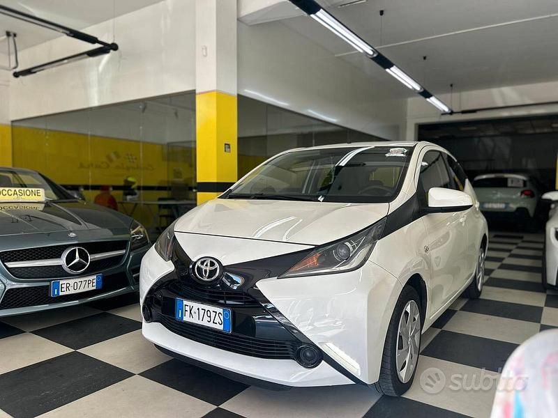 Usata Toyota Aygo X-Black 69 CV (50 kW) 2017 Bianco Utilitaria