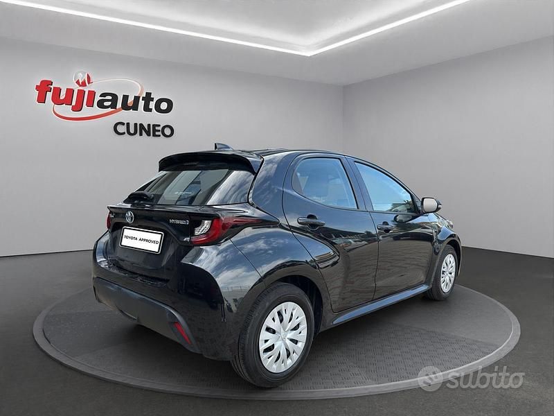 Usata Toyota Yaris Hybrid Active 116 CV (85 kW) 2022 Black met Utilitaria