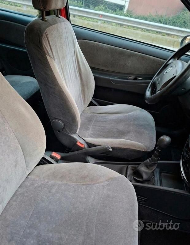 Usata Lancia Ypsilon 60 CV (44 kW) 2002 Rosso Utilitaria