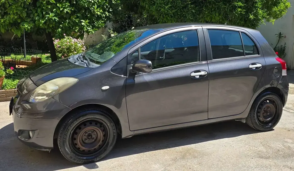 Usata Toyota Yaris Sol 69 CV (50 kW) 2010 Grigio Utilitaria