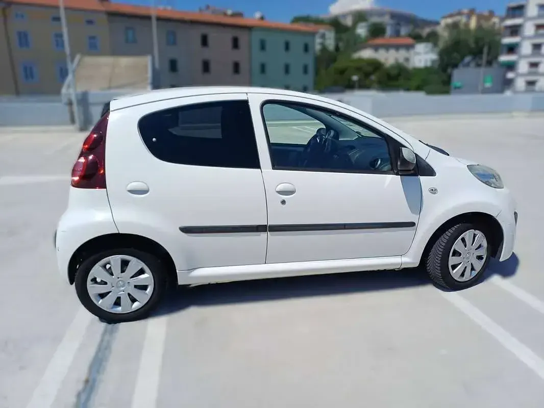 Usata Peugeot 107 Active 68 CV (50 kW) 2012 Bianco Utilitaria