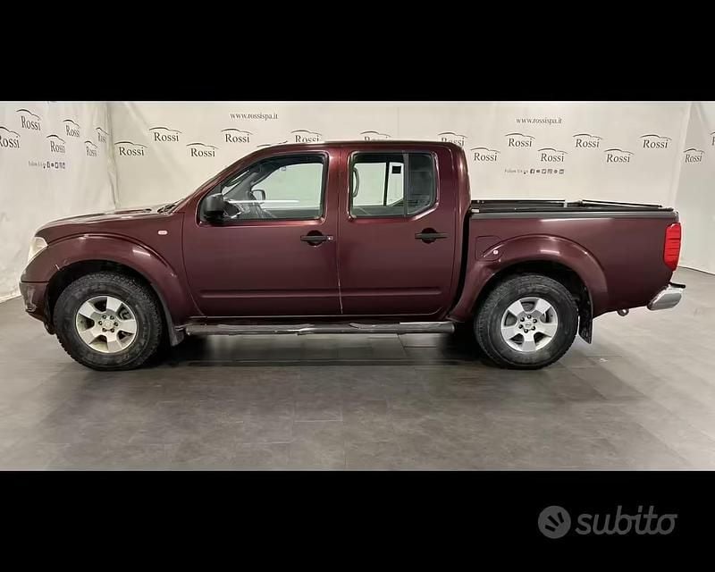 Usata Nissan Navara XE 174 CV (127 kW) 2006 Prugna Pick-up