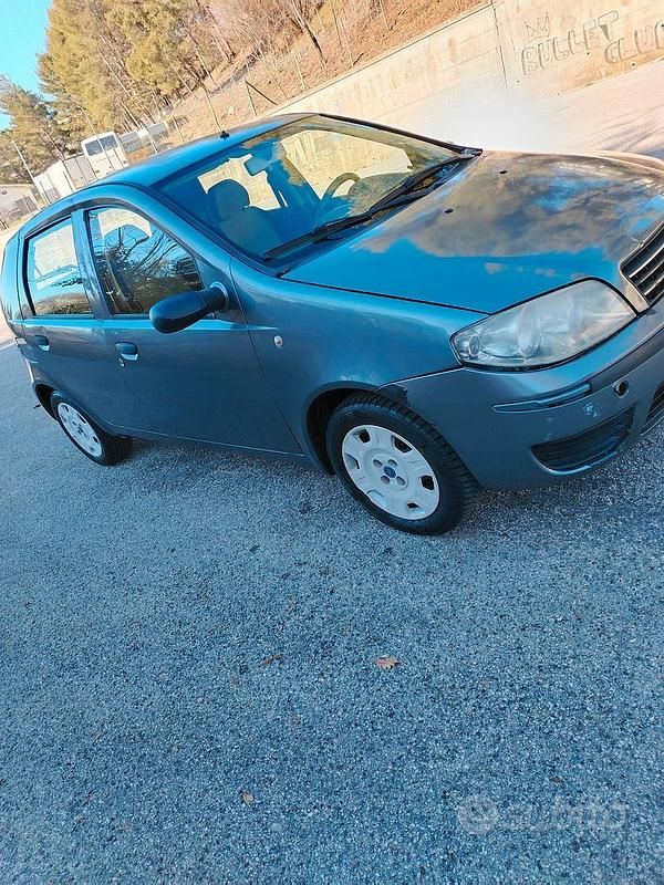 Usata 2006 Fiat Punto Tre volumi | 1350 € (Buon prezzo) - Immagine 1/4
