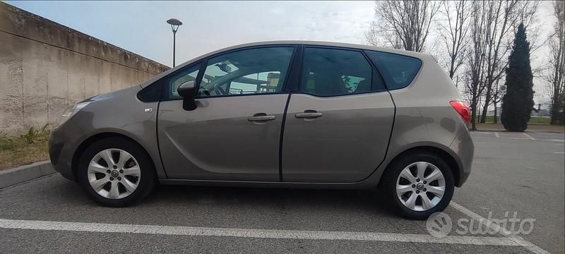 Usata Opel Meriva Selection 110 CV (80 kW) 2011 Grigio Monovolume