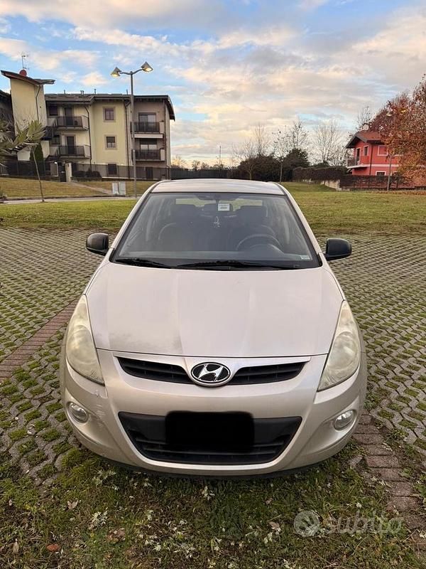 Beige Usata 2010 Hyundai i20 Classic Tre volumi | 4200 € (Buon prezzo) - Immagine 1/4