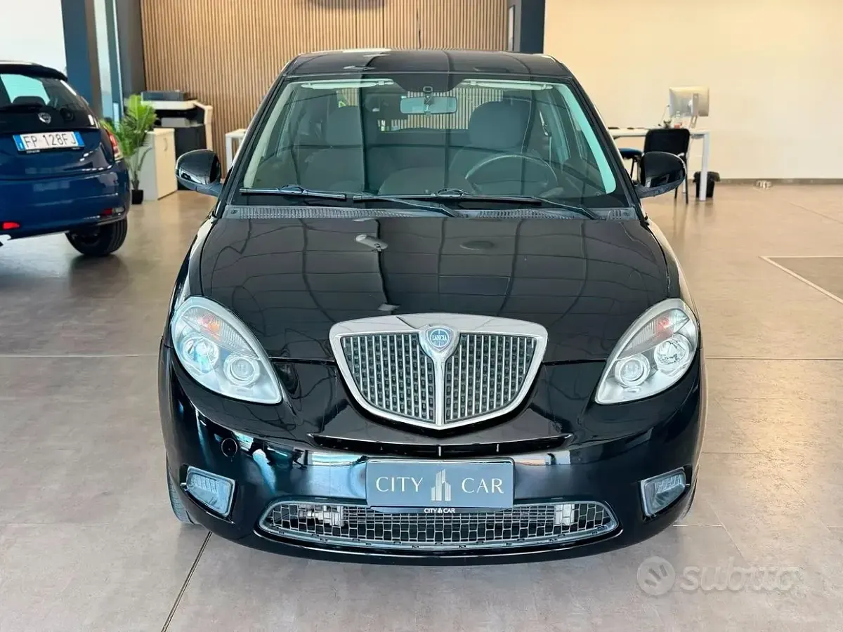 Usata Lancia Ypsilon 69 CV (50 kW) 2011 Nero Utilitaria