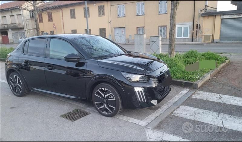 Usata Peugeot 208 GT-line 101 CV (74 kW) 2024 Nero Utilitaria