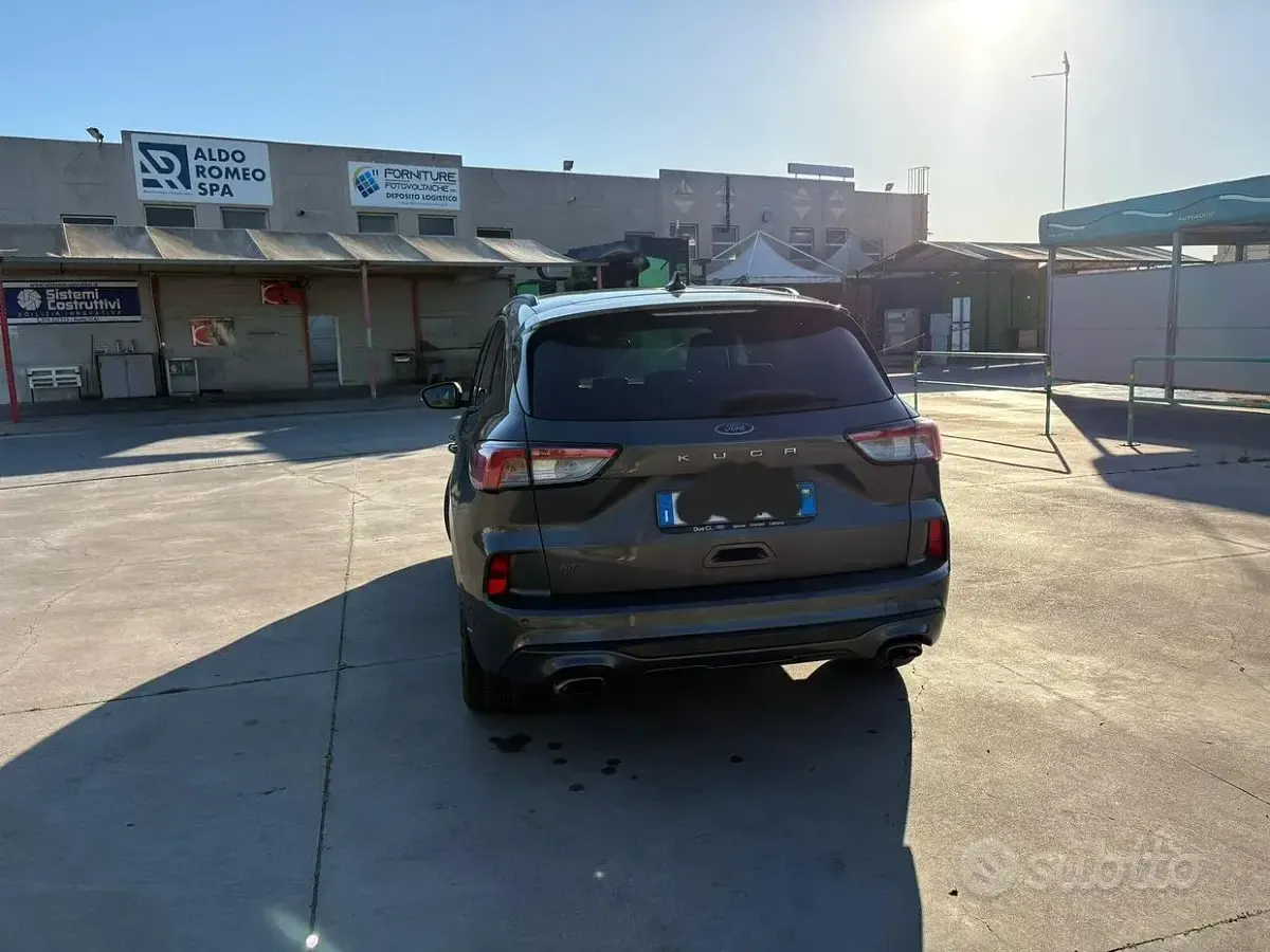 Usata Ford Kuga 120 CV (88 kW) 2023 Grigio SUV