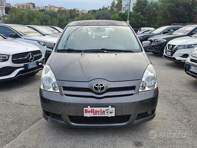 Usata Toyota Corolla Verso 136 CV (100 kW) 2005 Grigio Monovolume