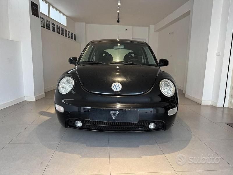Begagnad VW New Beetle 102 HK (75 kW) 2000 Svart Halvkombi