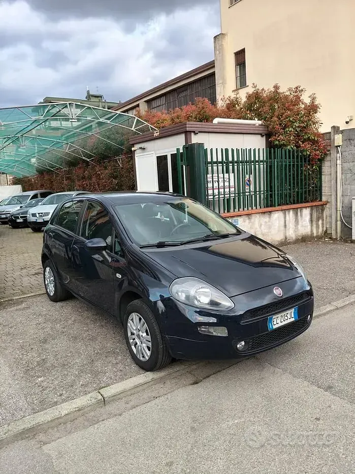 Begagnad Fiat Punto Young 70 HK (51 kW) 2015 Blå Halvkombi
