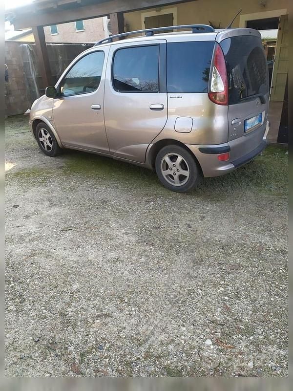 Usata Toyota Yaris Verso 84 CV (61 kW) 2005 Grigio Monovolume