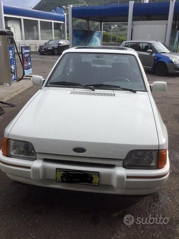 Usata Ford Escort 102 CV (75 kW) 1988 Bianco Berlina