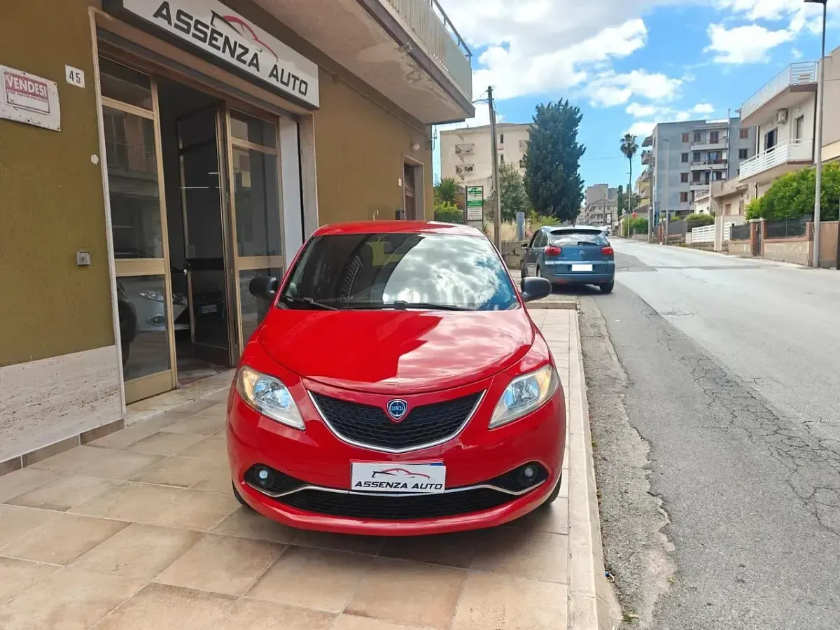 Usata Lancia Ypsilon Platinum 95 CV (69 kW) 2016 Rosso Utilitaria