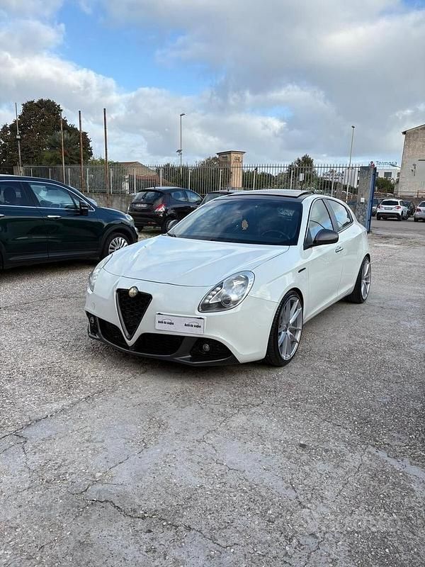 Bianco Usata 2012 Alfa Romeo Giulietta Progression Tre volumi | 6000 € (Cara) - Immagine 1/4