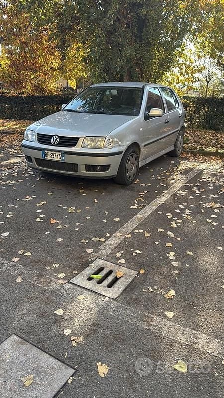 Grigio Usata 2000 VW Polo Tre volumi | 900 € (Buon prezzo) - Immagine 1/4