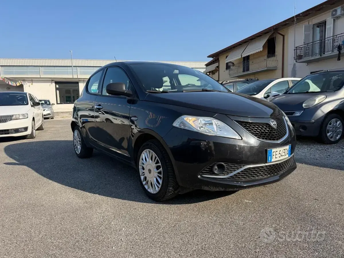 Usata Lancia Ypsilon Gold 69 CV (50 kW) 2016 Nero Utilitaria