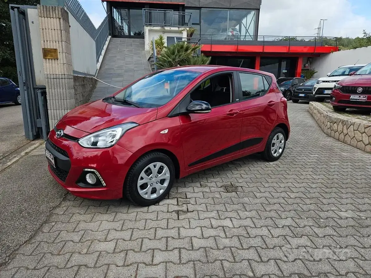 Usata Hyundai i10 Blackline 66 CV (48 kW) 2015 Rosso Utilitaria