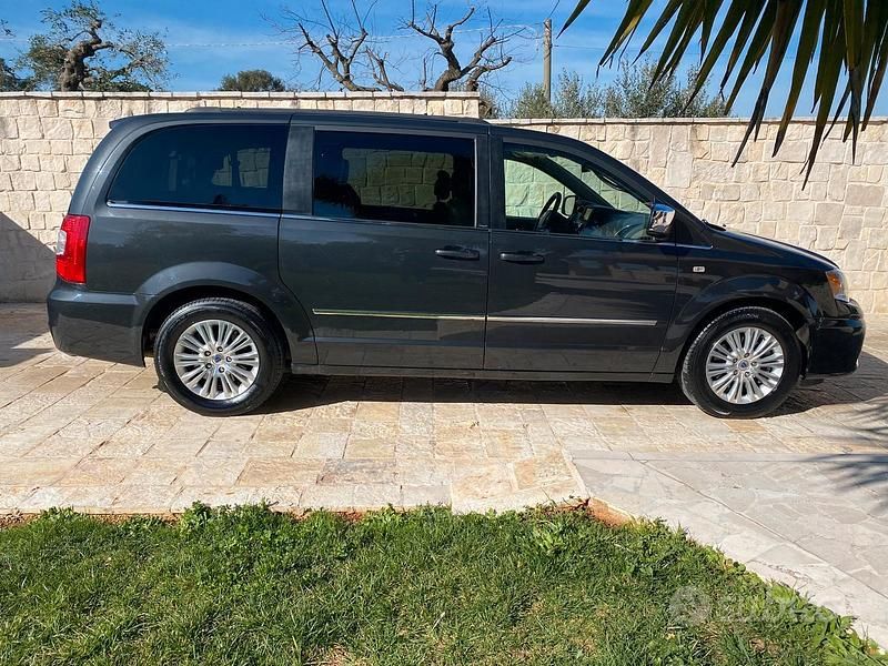 Usata Lancia Voyager 163 CV (119 kW) 2012 Grigio Monovolume