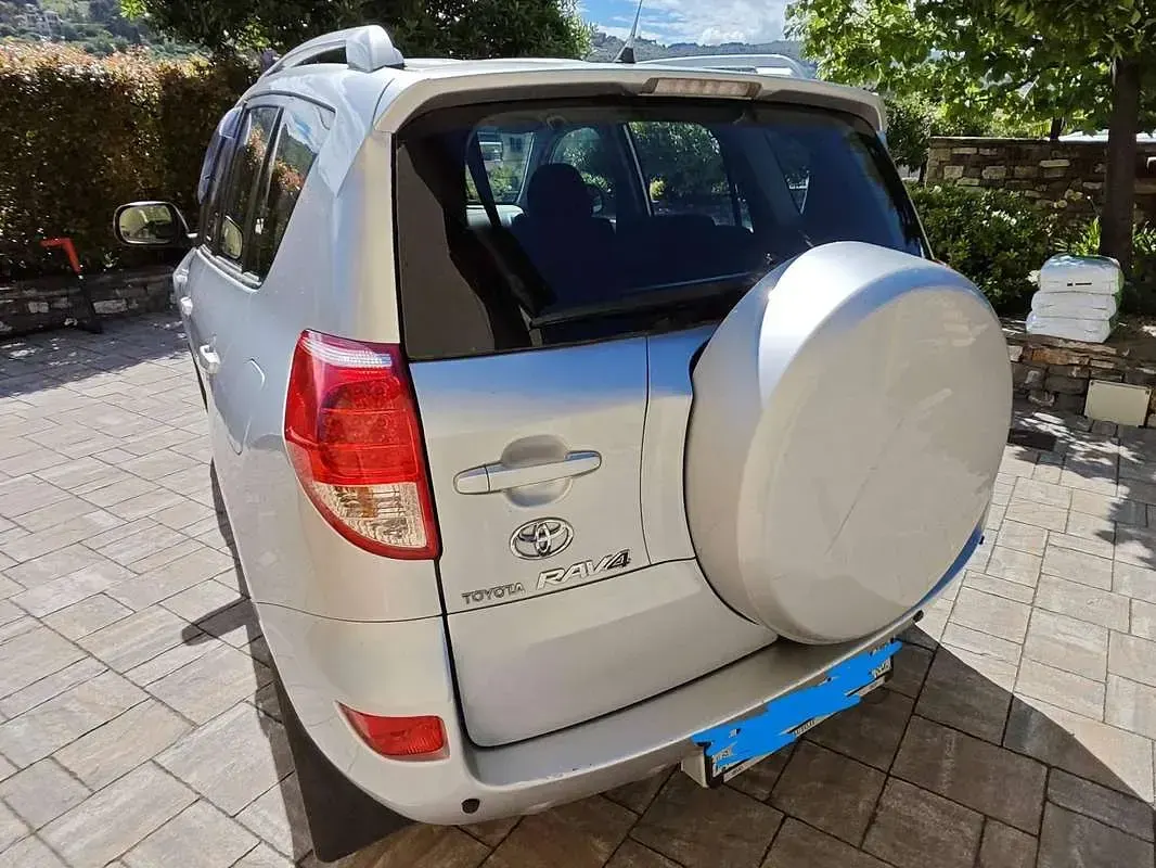 Usata Toyota RAV4 Sol 136 CV (100 kW) 2007 Argento SUV