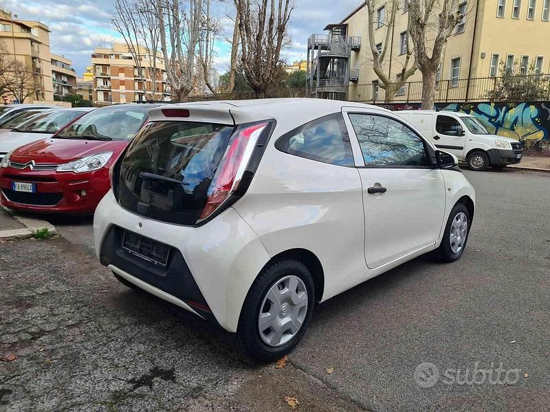 Second-hand Toyota Aygo 69 CP (50 kW) 2017 Alb Hatchback