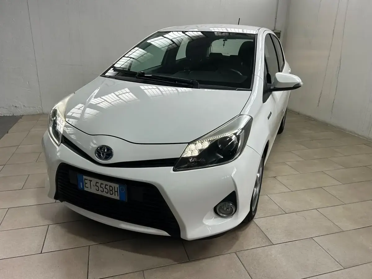 Second-hand Toyota Yaris Hybrid Lounge 75 CP (55 kW) 2013 Alb Berlinǎ
