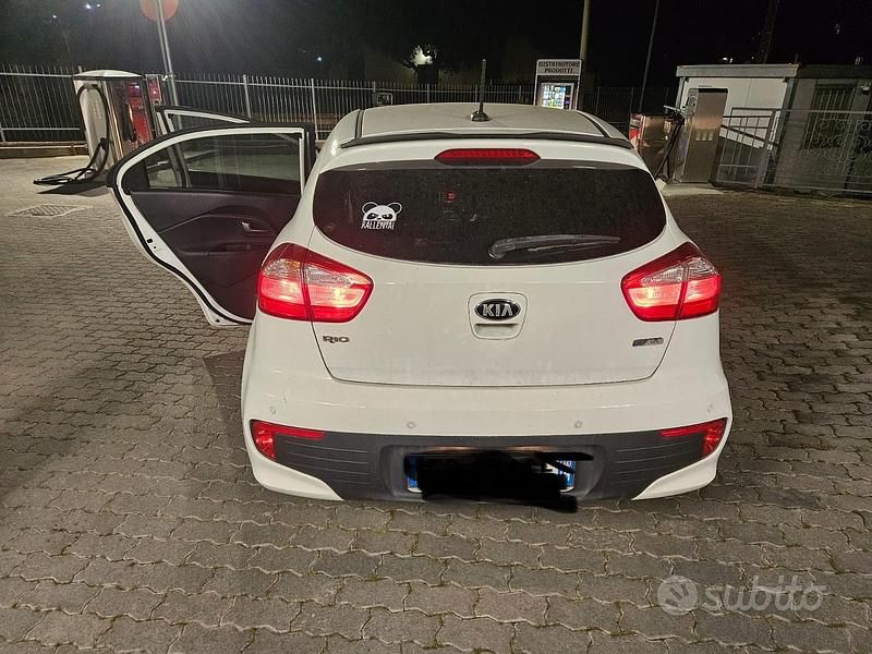 Usata Kia Rio 85 CV (62 kW) 2016 Bianco Berlina