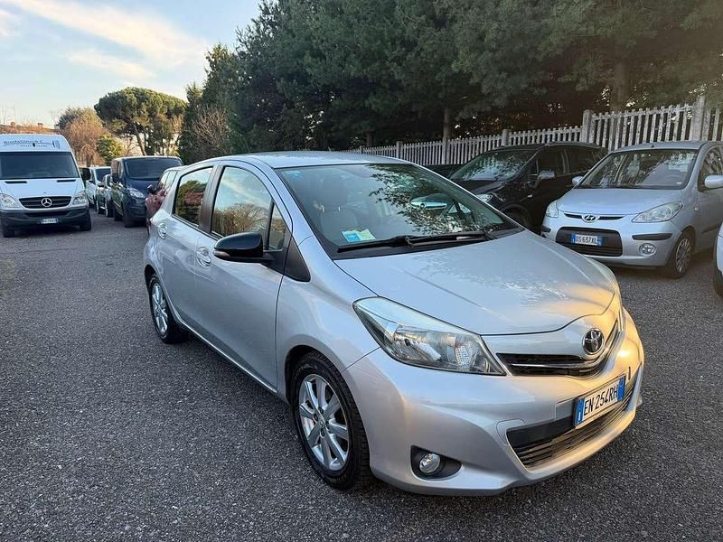 Usata Toyota Yaris Lounge 90 CV (66 kW) 2012 Argento Utilitaria
