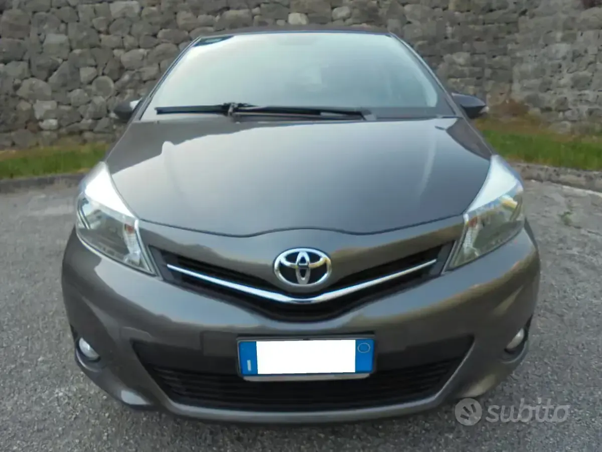 Usata Toyota Yaris Active 69 CV (50 kW) 2013 Grigio Utilitaria