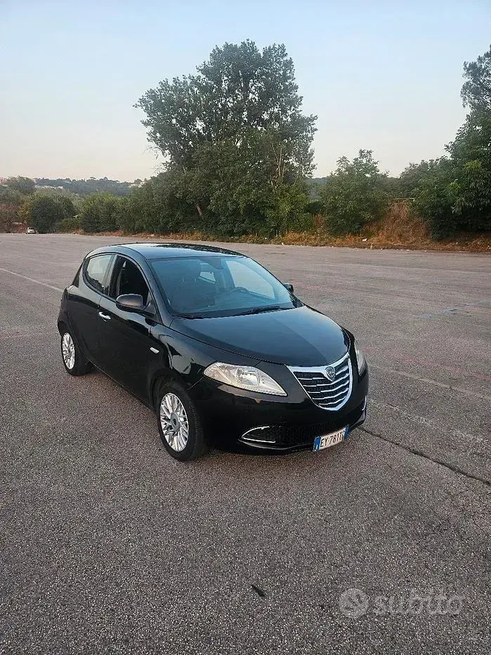 Usata Lancia Ypsilon 69 CV (50 kW) 2015 Nero Utilitaria